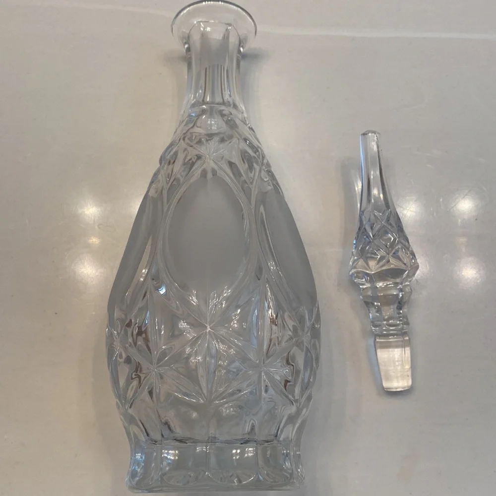 Gorgeous Crystal frosted wine decanter. 15‎ 1/2 in tall. Very heavy